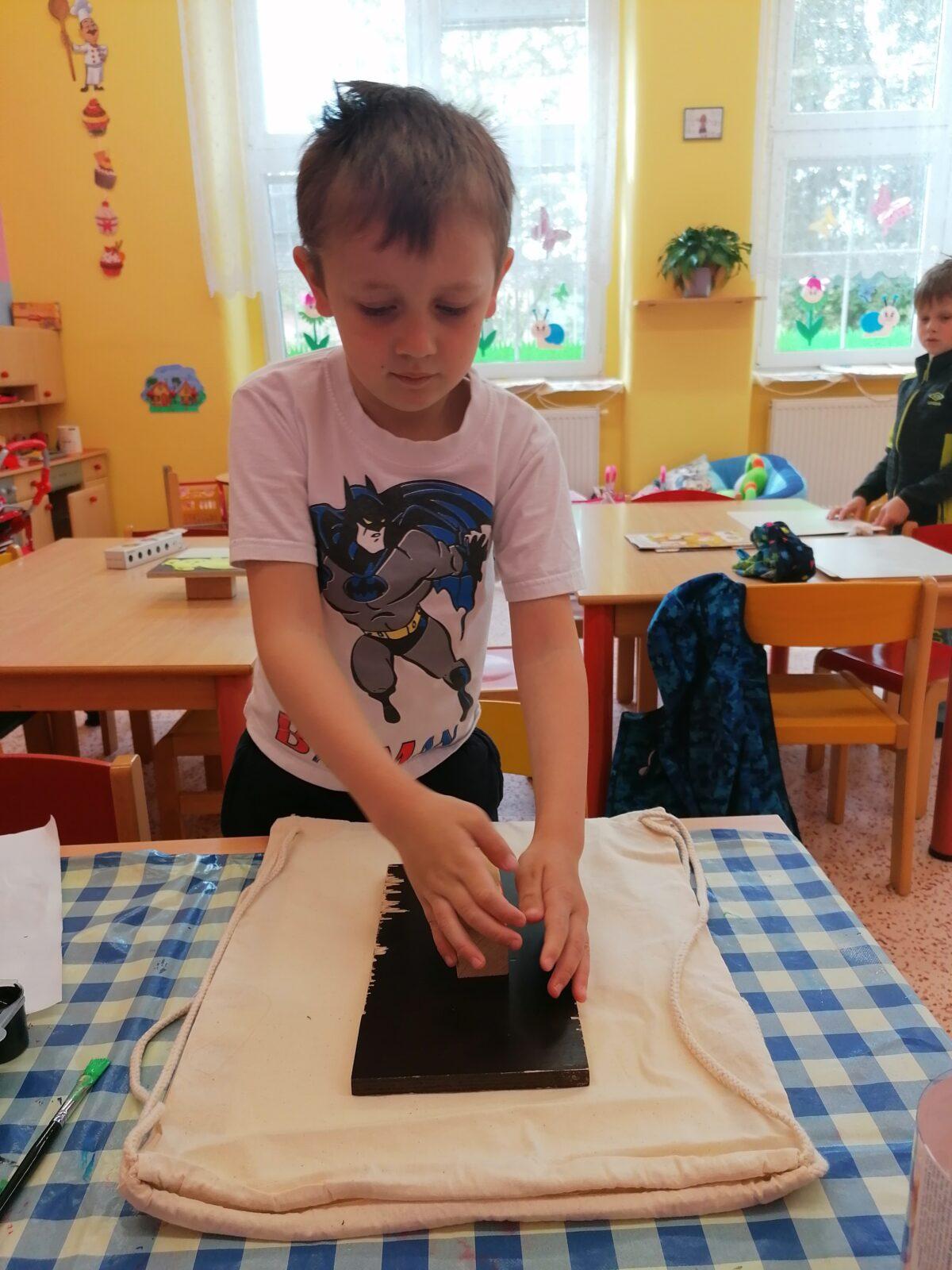 "příprava" batůžků ke dni dětí :-) - 47