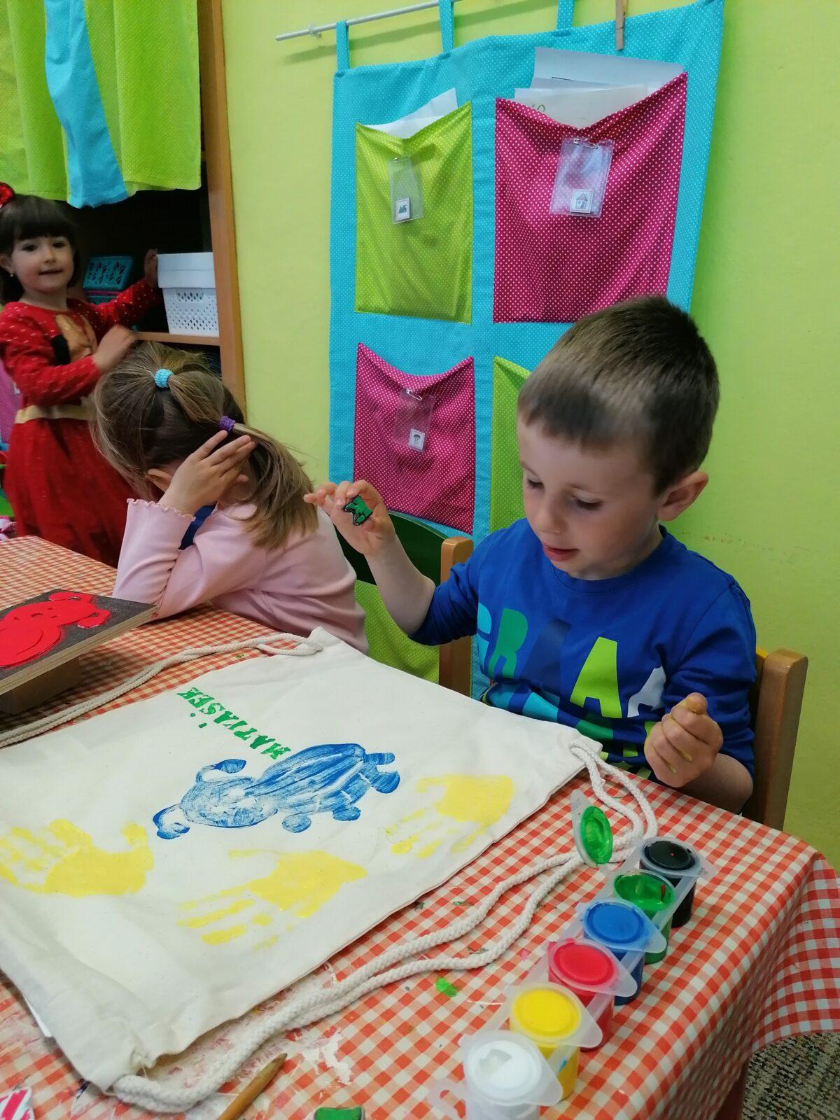 "příprava" batůžků ke dni dětí :-) - 77