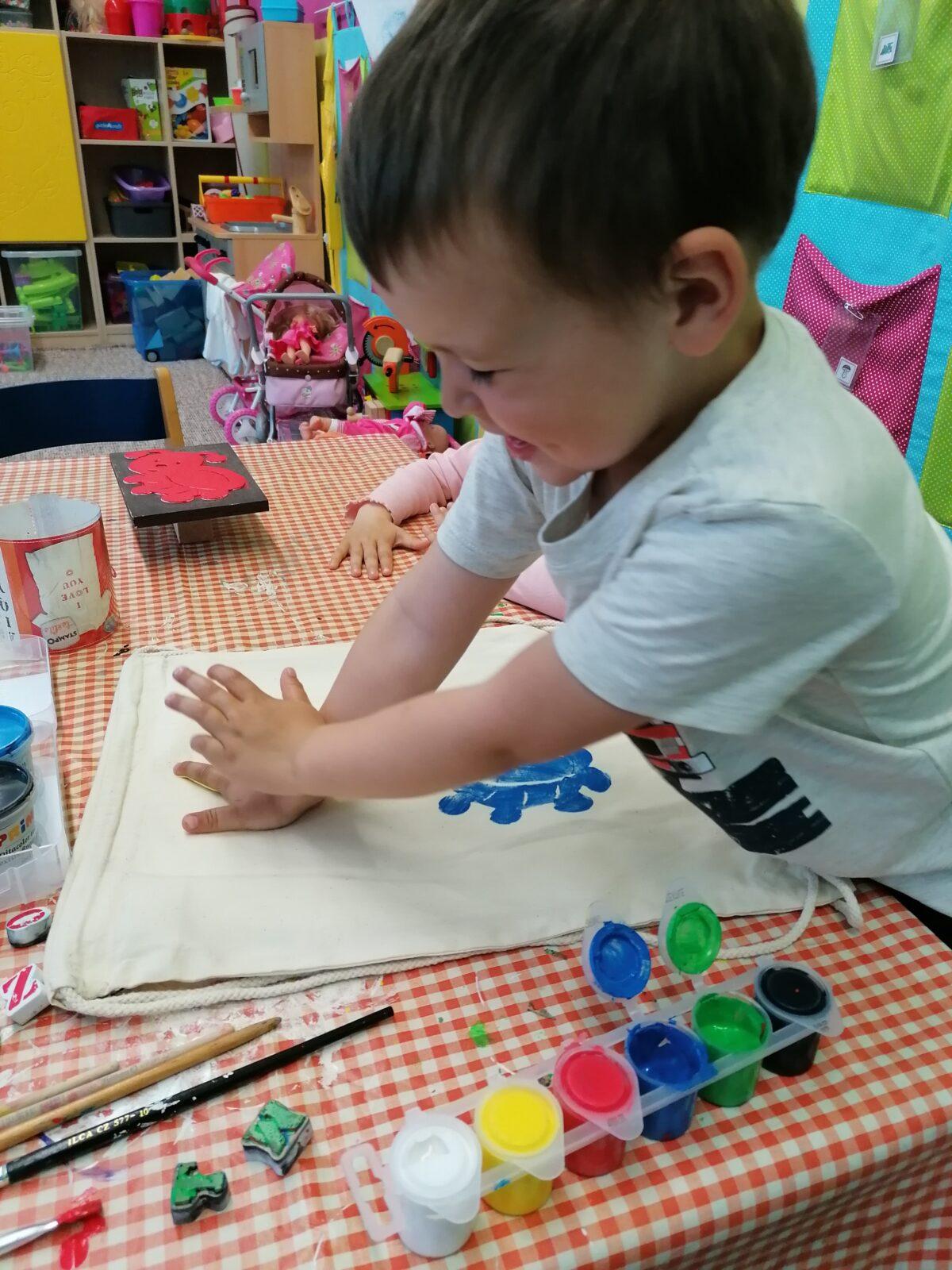 "příprava" batůžků ke dni dětí :-) - 81