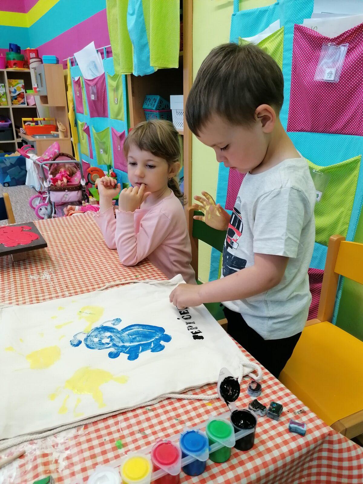 "příprava" batůžků ke dni dětí :-) - 82