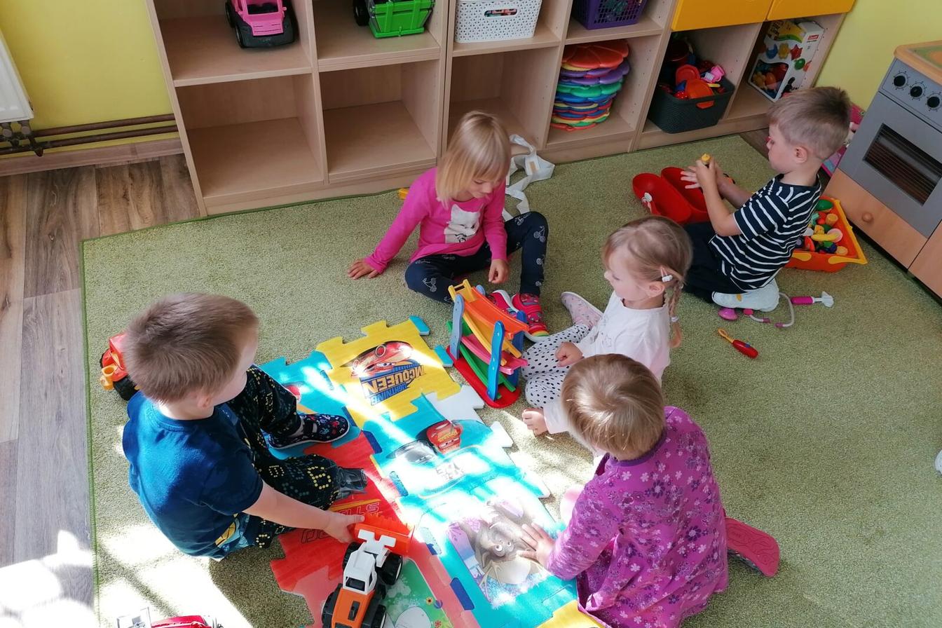 Broučci: "hrajeme si a pracujeme" :-)