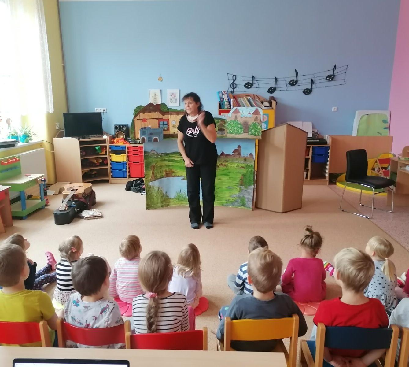 Divadýlko v MŠ: "Jak se Honza stal rytířem" :-) - 4