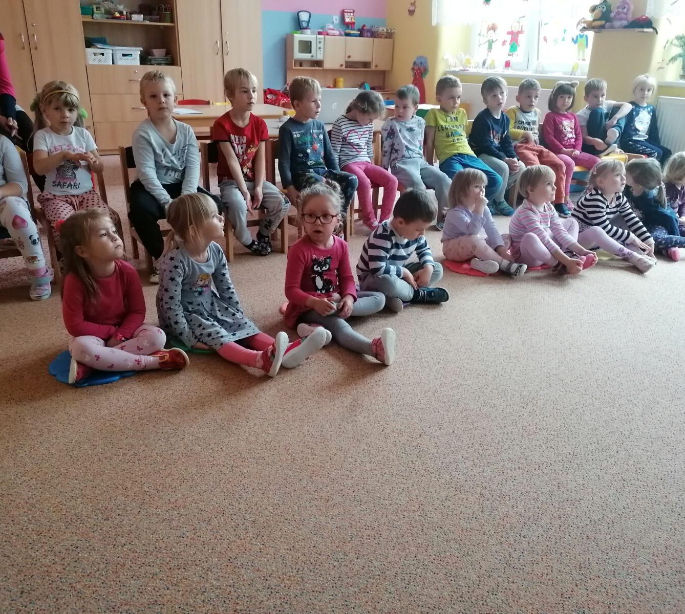 Divadýlko v MŠ: "Jak se Honza stal rytířem" :-) - 16