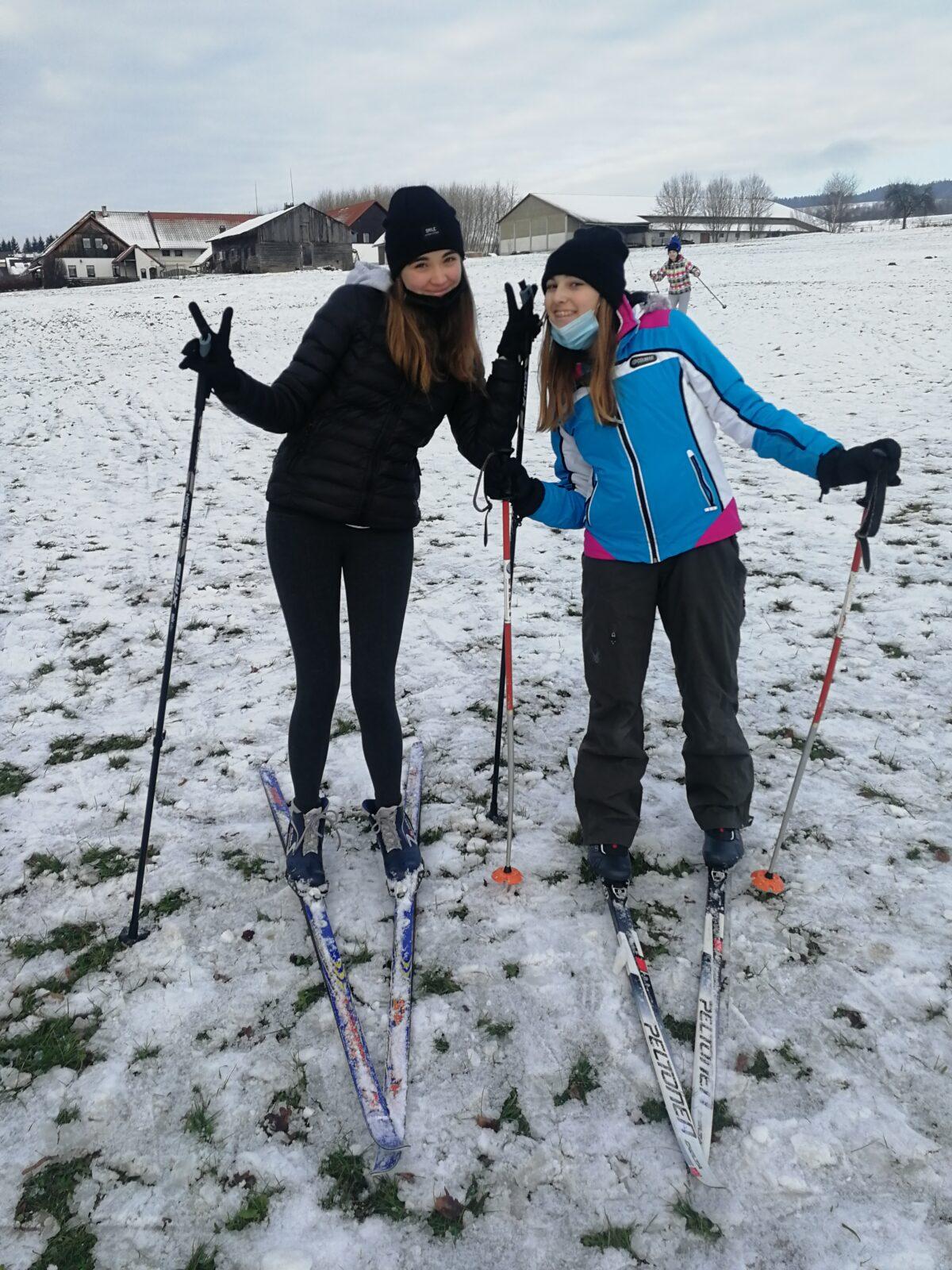 Mladší dívky na běžkách - 1