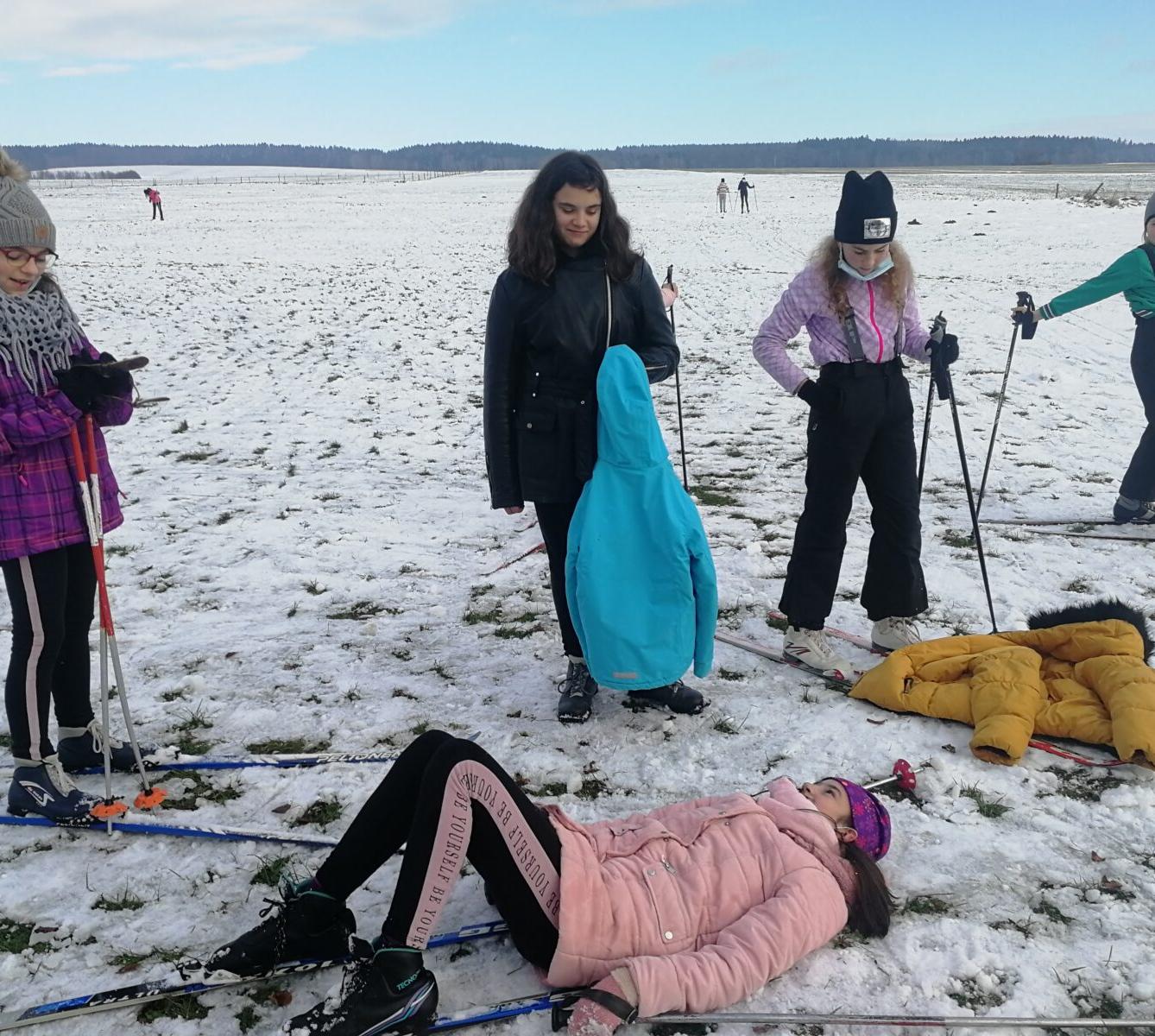 Mladší dívky na běžkách - 3