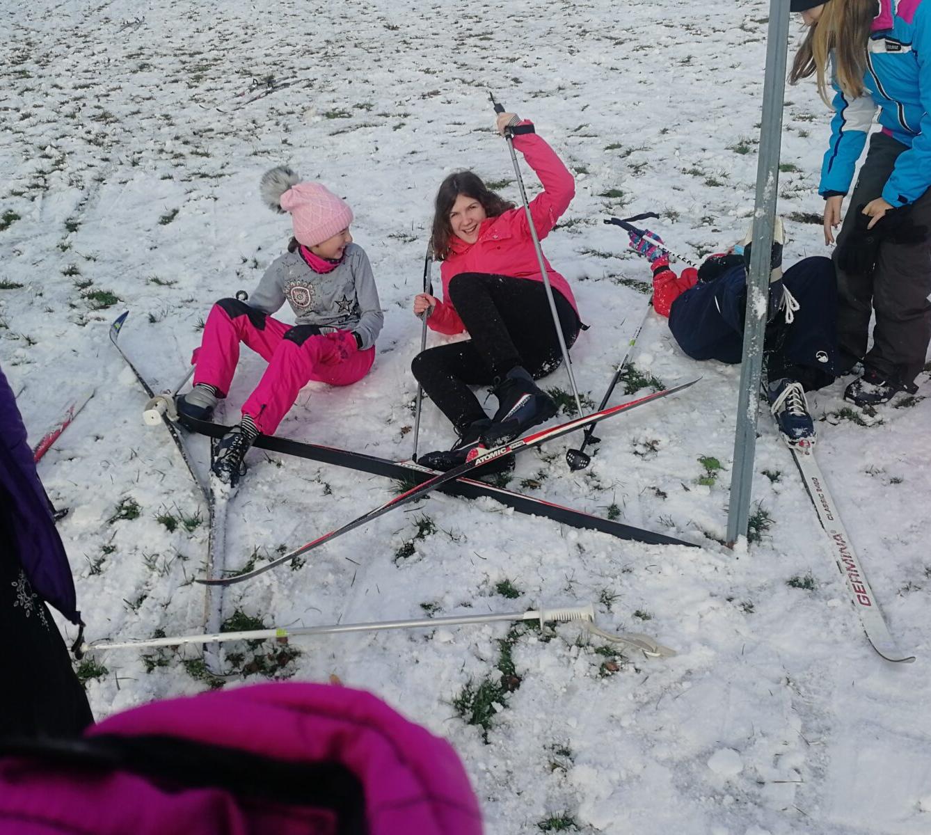 Mladší dívky na běžkách - 5