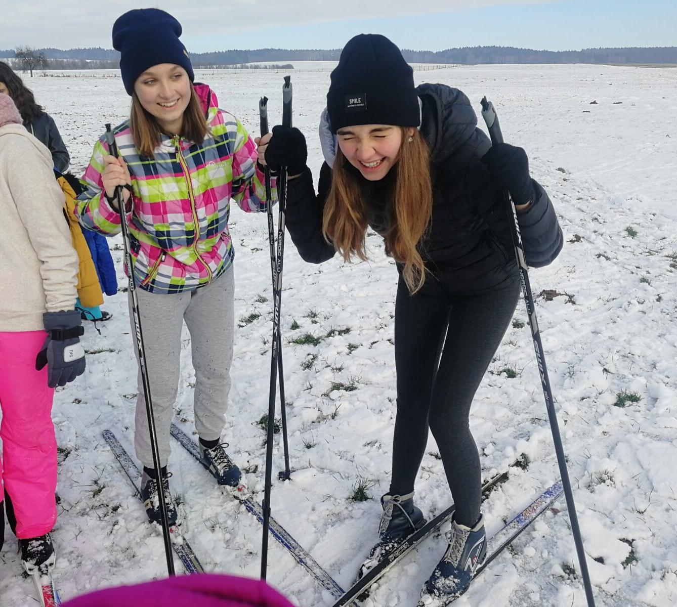 Mladší dívky na běžkách - 6