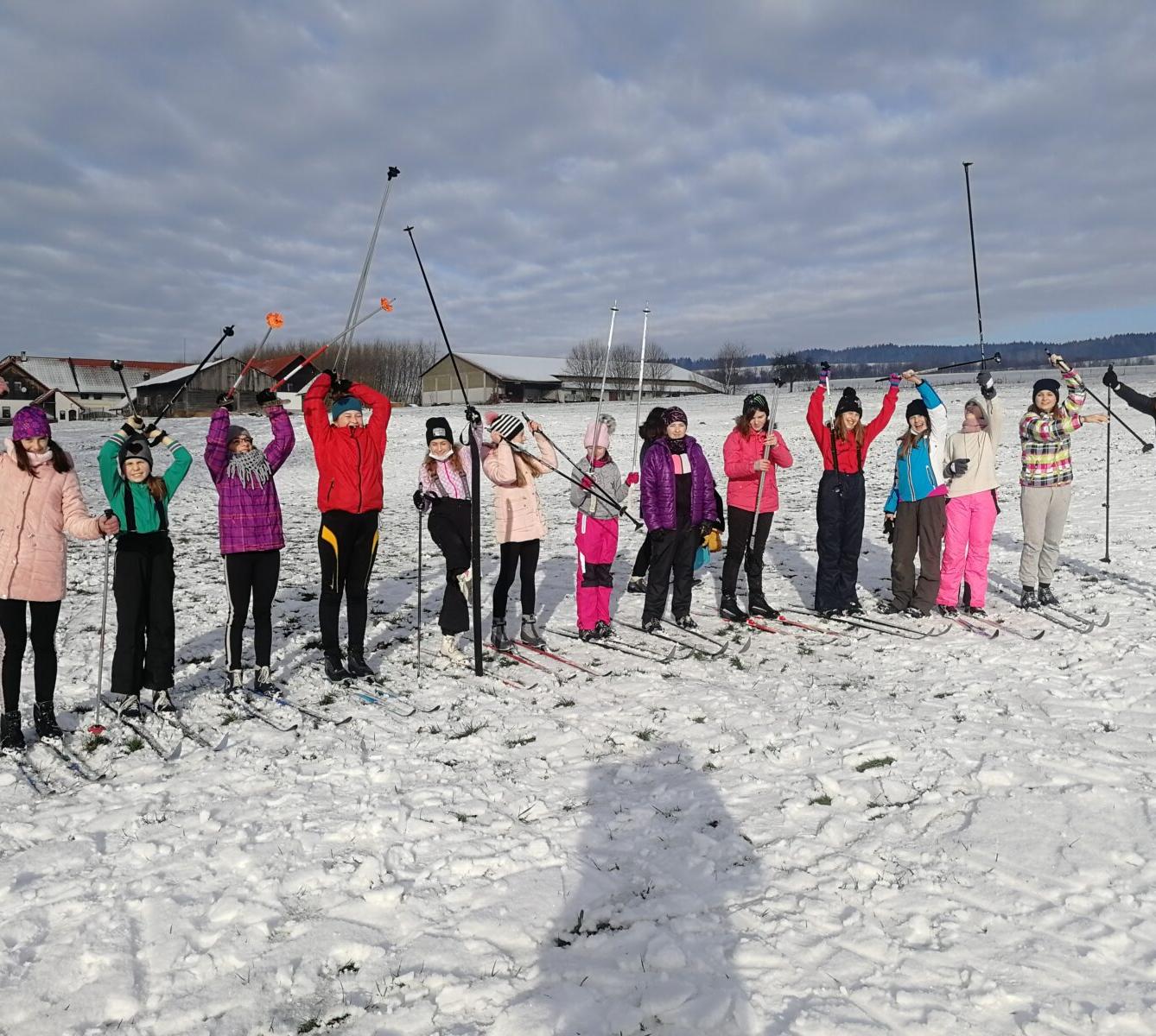 Mladší dívky na běžkách - 8
