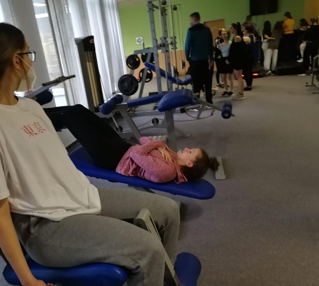 Starší děvčata v posilovně - 1