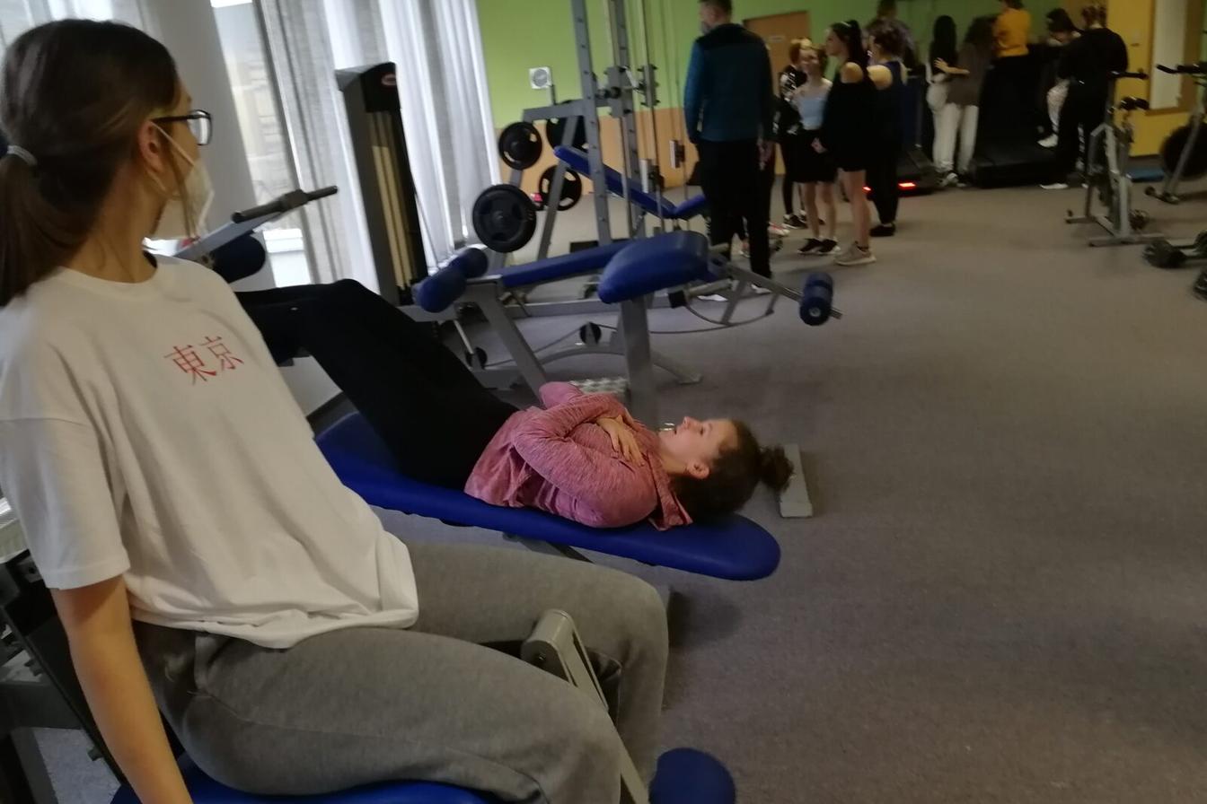 Starší děvčata v posilovně