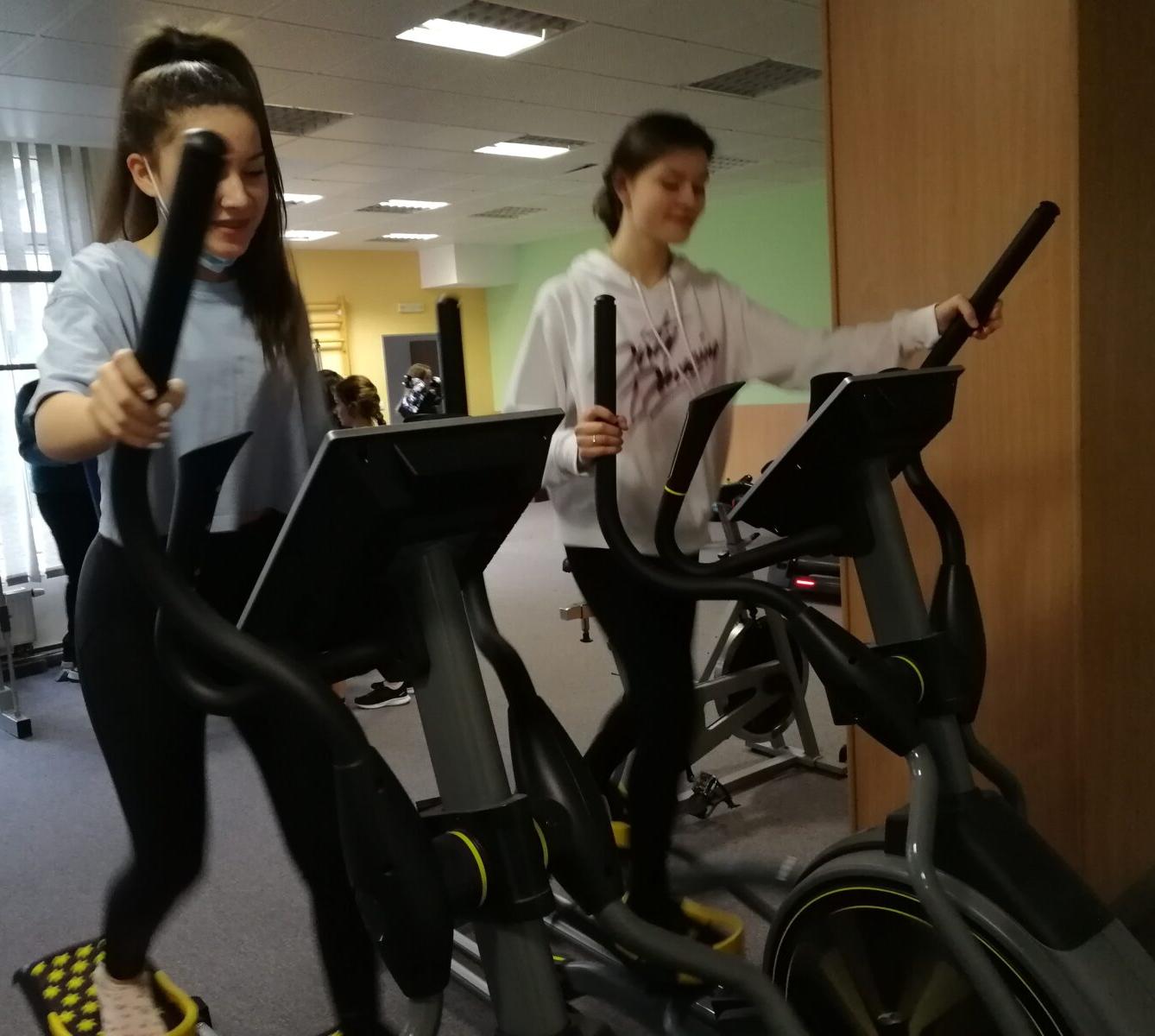 Starší děvčata v posilovně - 2