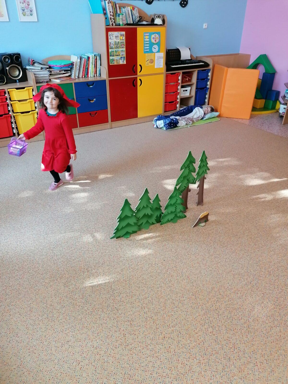 Dramatizace pohádky: "ČERVENÁ KARKULKA" :-) - 24