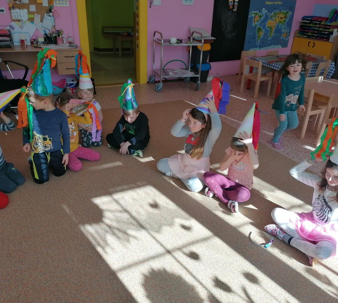 Přípravy na karneval a karnevalové dopoledne:-) - 23