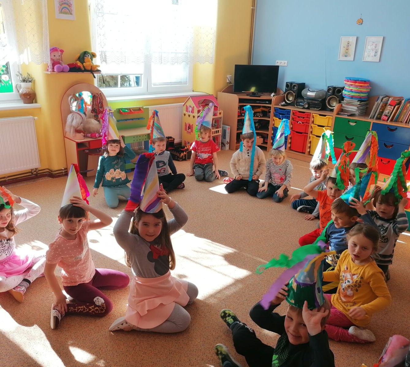 Přípravy na karneval a karnevalové dopoledne:-) - 24