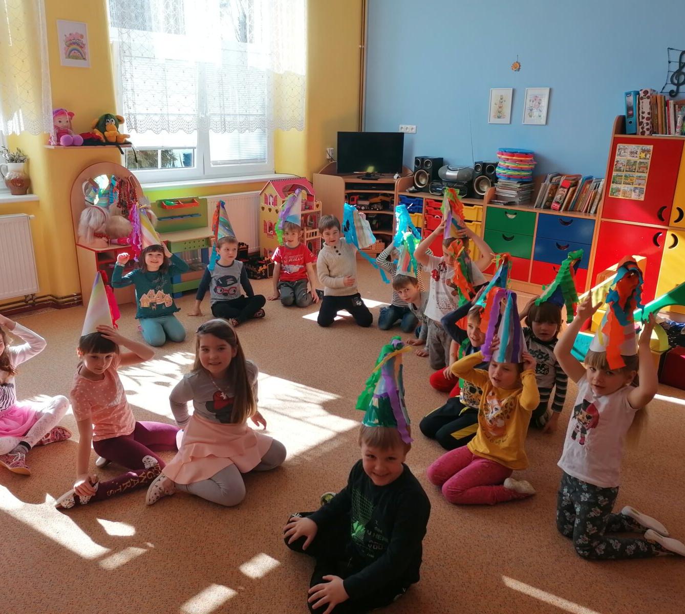 Přípravy na karneval a karnevalové dopoledne:-) - 25