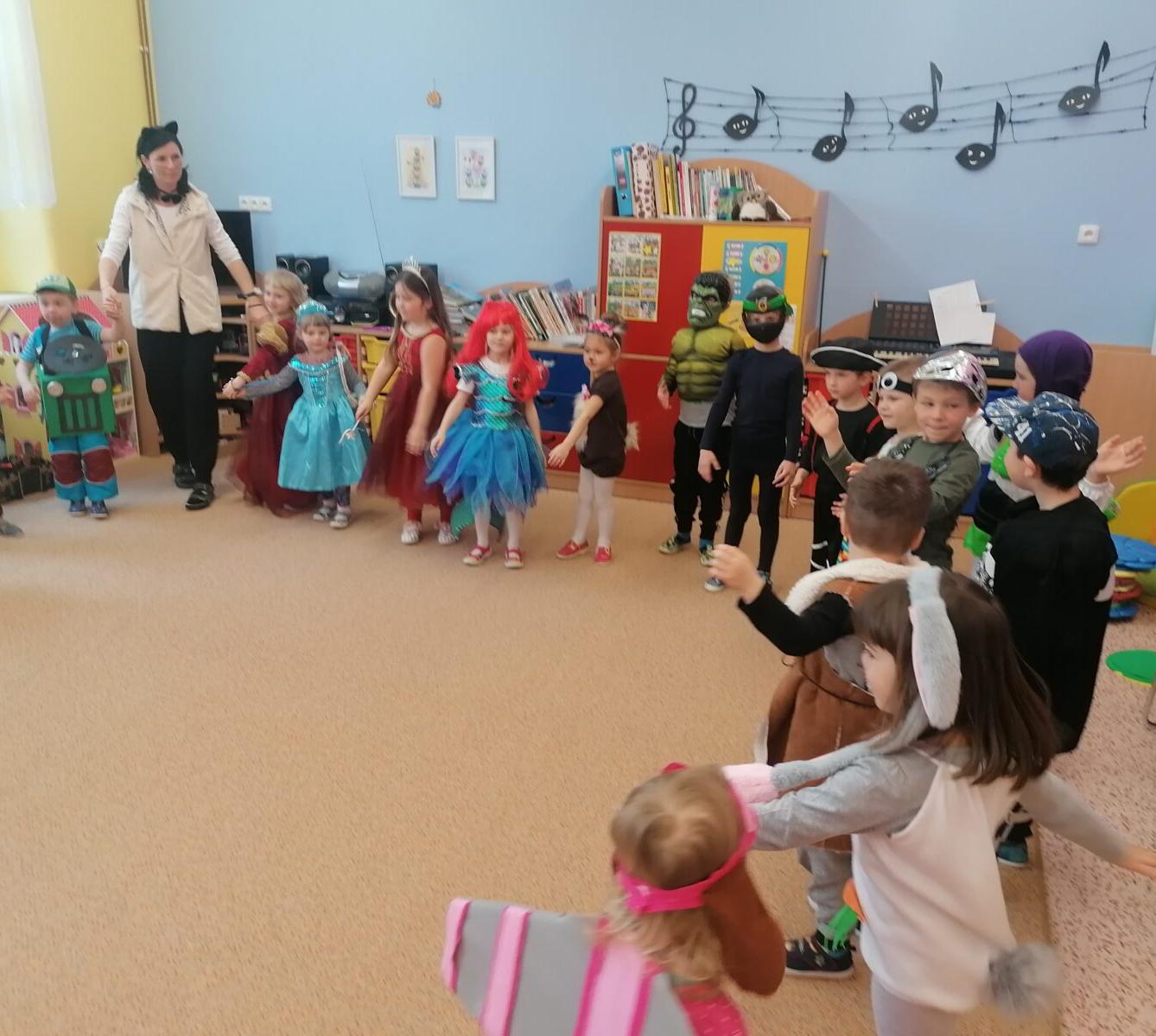 Přípravy na karneval a karnevalové dopoledne:-) - 42