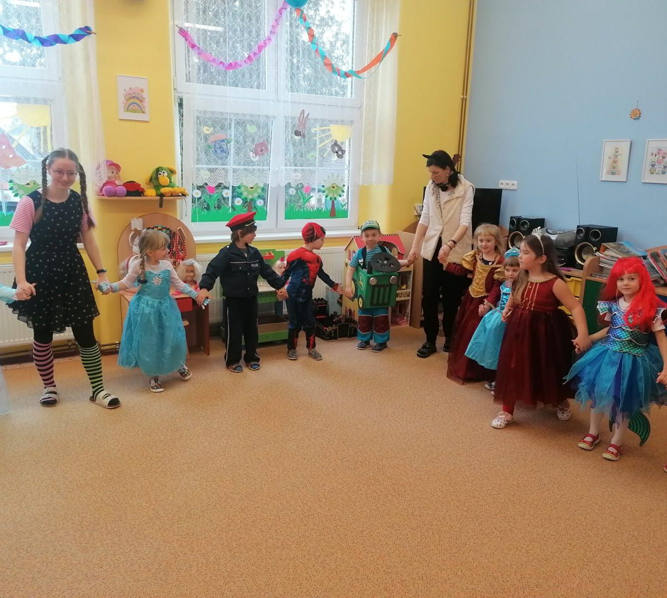 Přípravy na karneval a karnevalové dopoledne:-) - 43