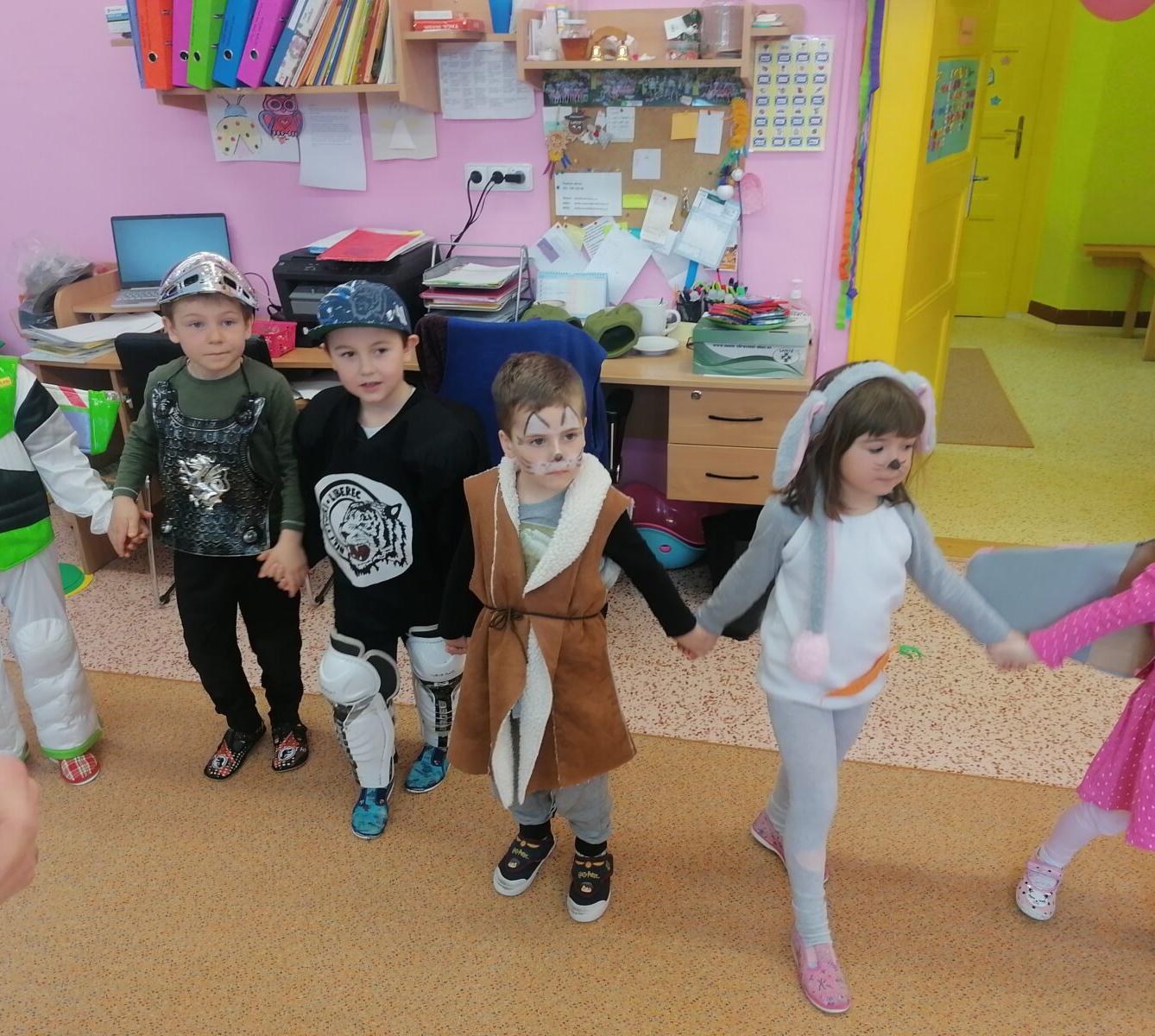 Přípravy na karneval a karnevalové dopoledne:-) - 45