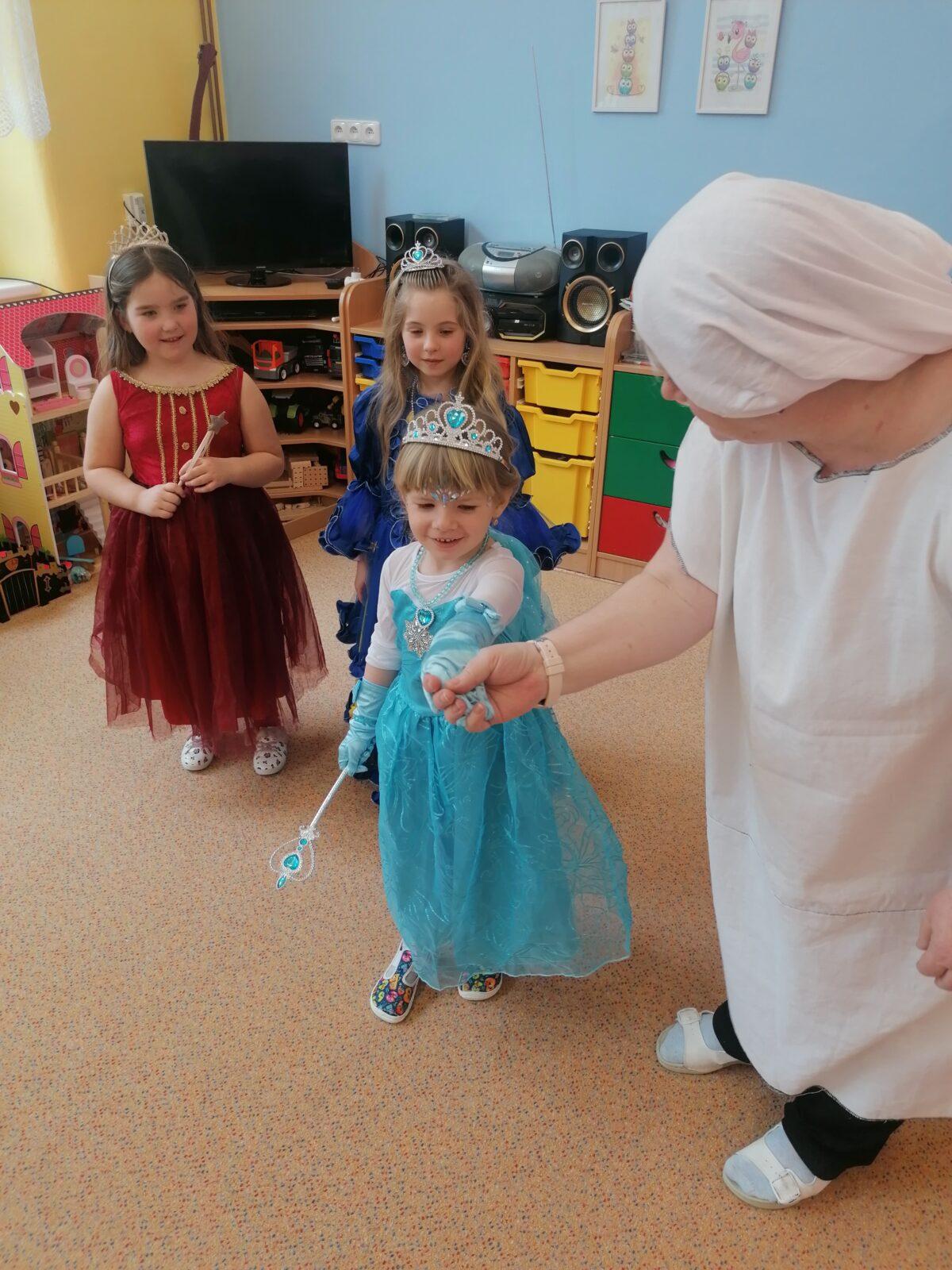 Přípravy na karneval a karnevalové dopoledne:-) - 48