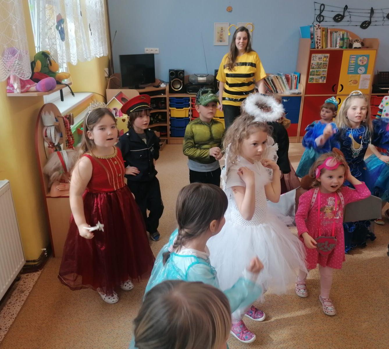 Přípravy na karneval a karnevalové dopoledne:-) - 63