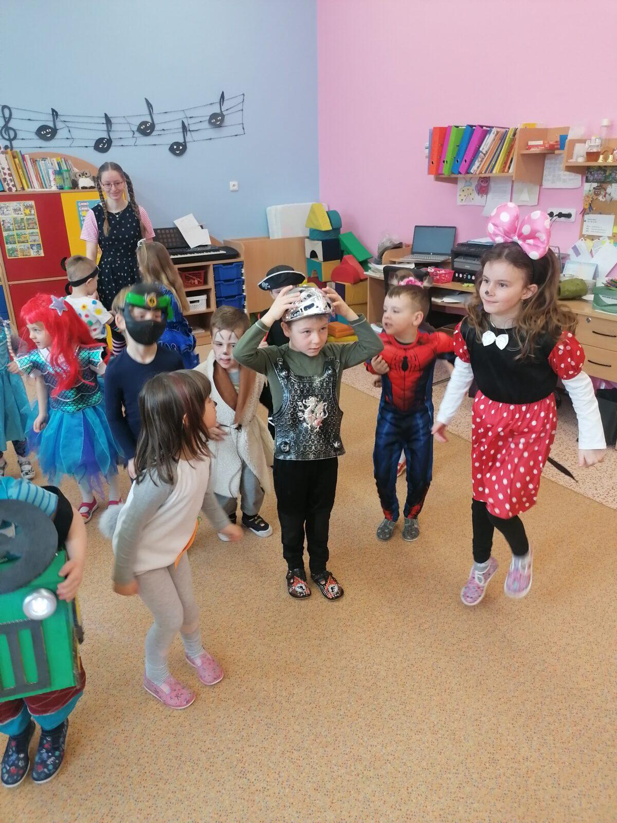 Přípravy na karneval a karnevalové dopoledne:-) - 67