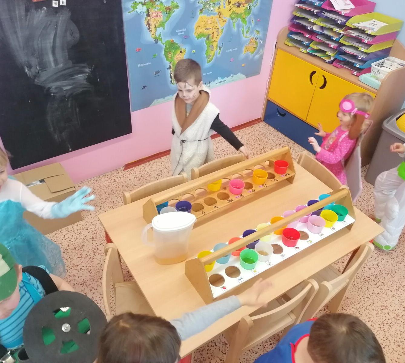 Přípravy na karneval a karnevalové dopoledne:-) - 74