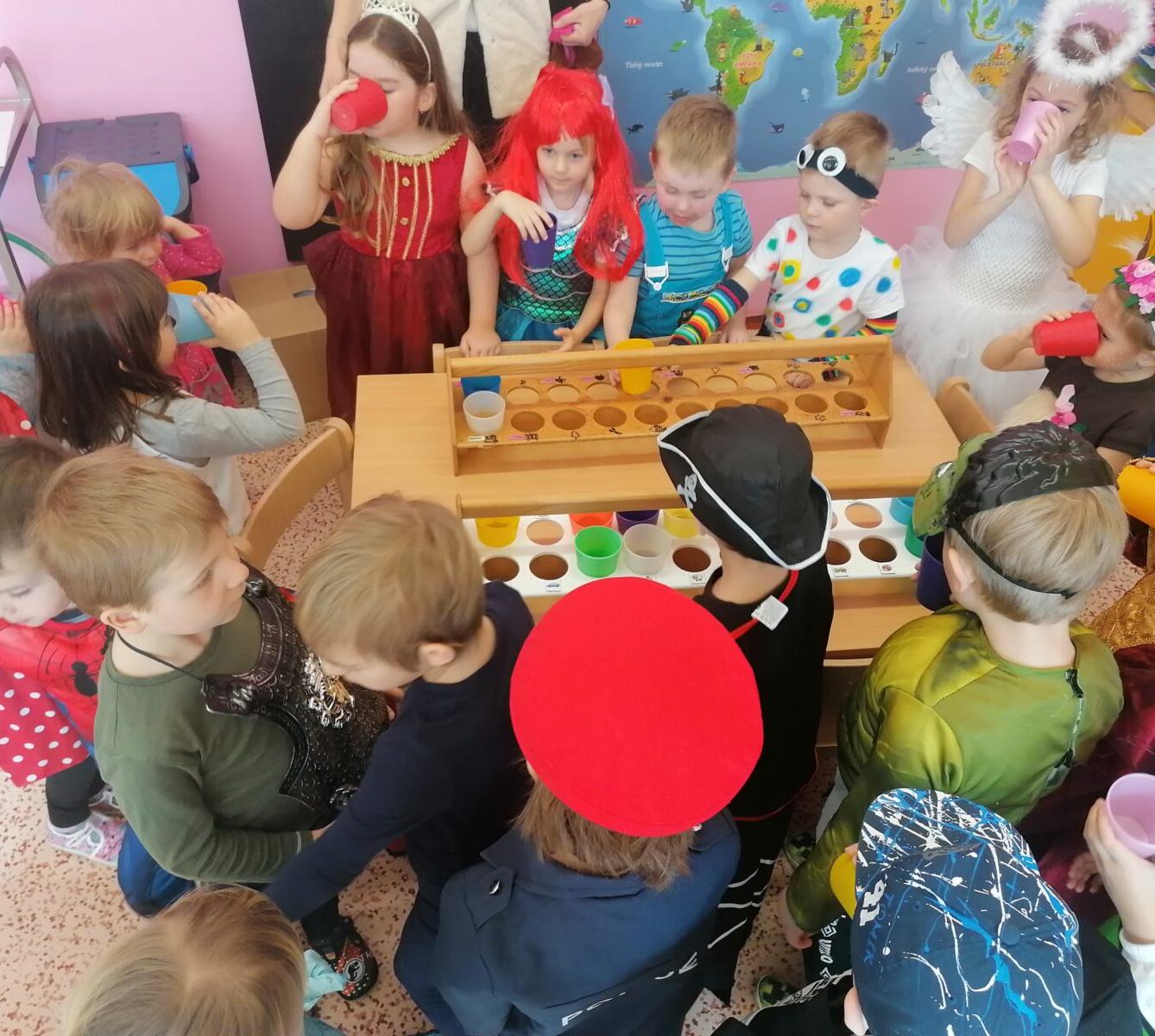 Přípravy na karneval a karnevalové dopoledne:-) - 75