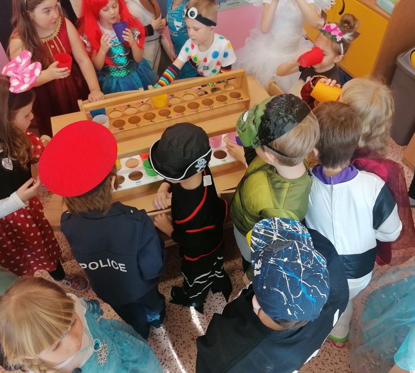 Přípravy na karneval a karnevalové dopoledne:-) - 76