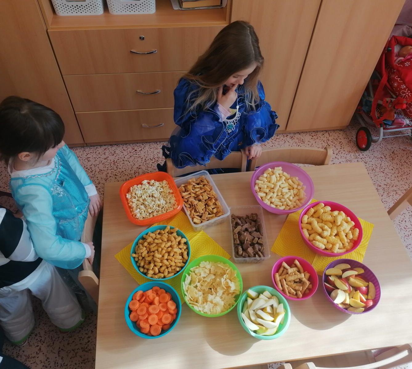 Přípravy na karneval a karnevalové dopoledne:-) - 77