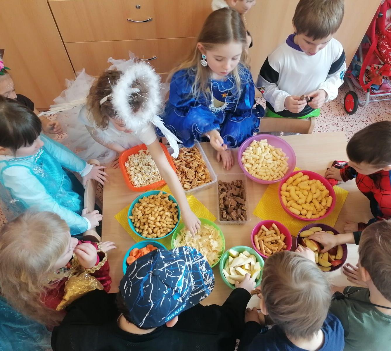 Přípravy na karneval a karnevalové dopoledne:-) - 78