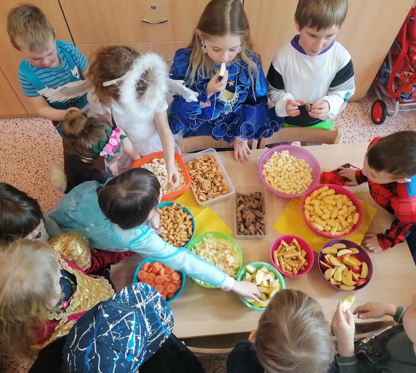 Přípravy na karneval a karnevalové dopoledne:-) - 79