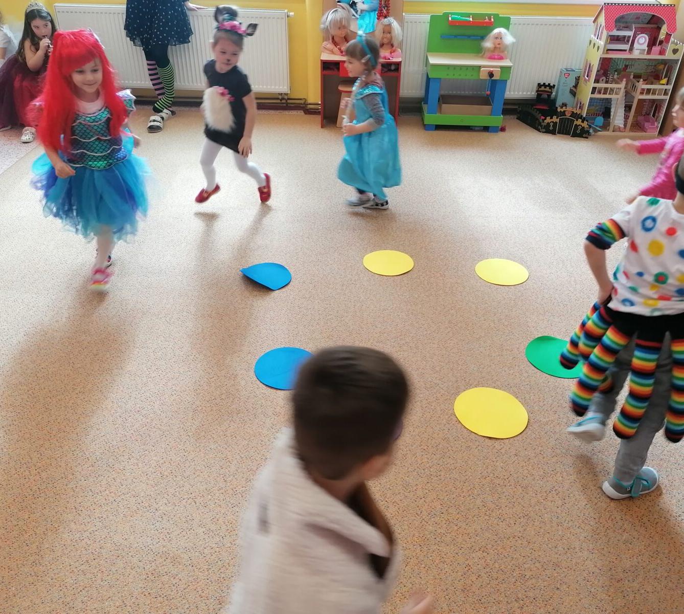 Přípravy na karneval a karnevalové dopoledne:-) - 82