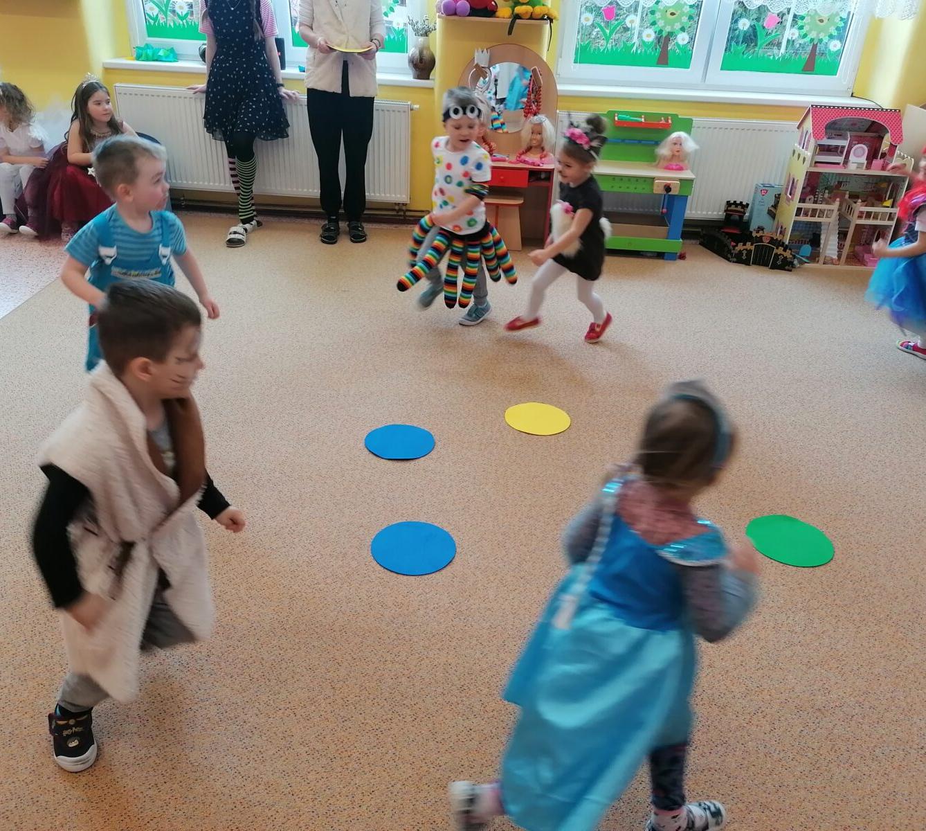 Přípravy na karneval a karnevalové dopoledne:-) - 86