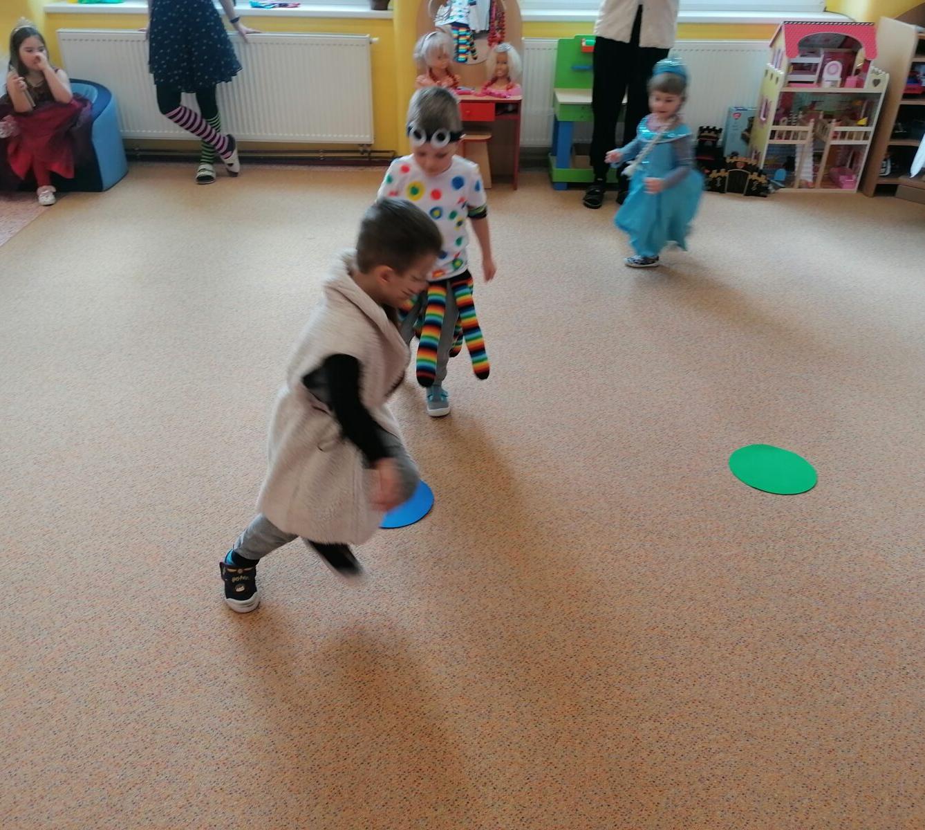 Přípravy na karneval a karnevalové dopoledne:-) - 88