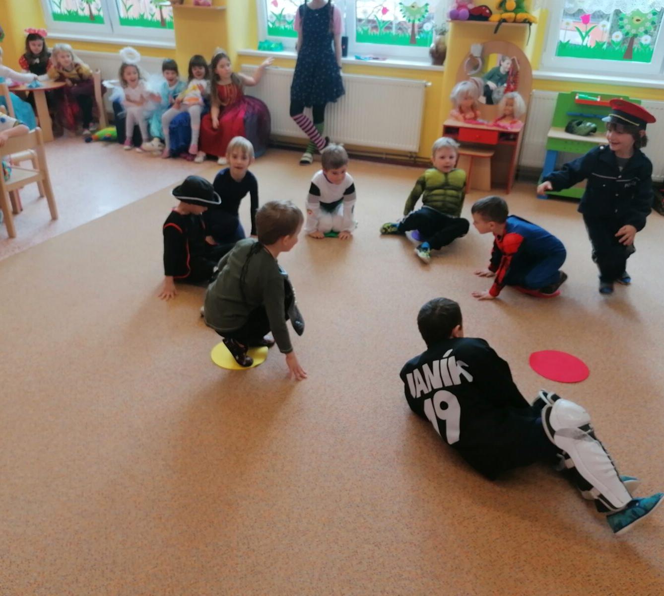 Přípravy na karneval a karnevalové dopoledne:-) - 90