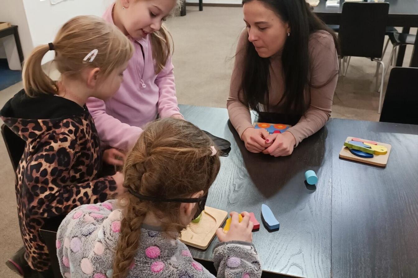 TLAPKY 1.-Praha- cesta a Neviditelná výstava