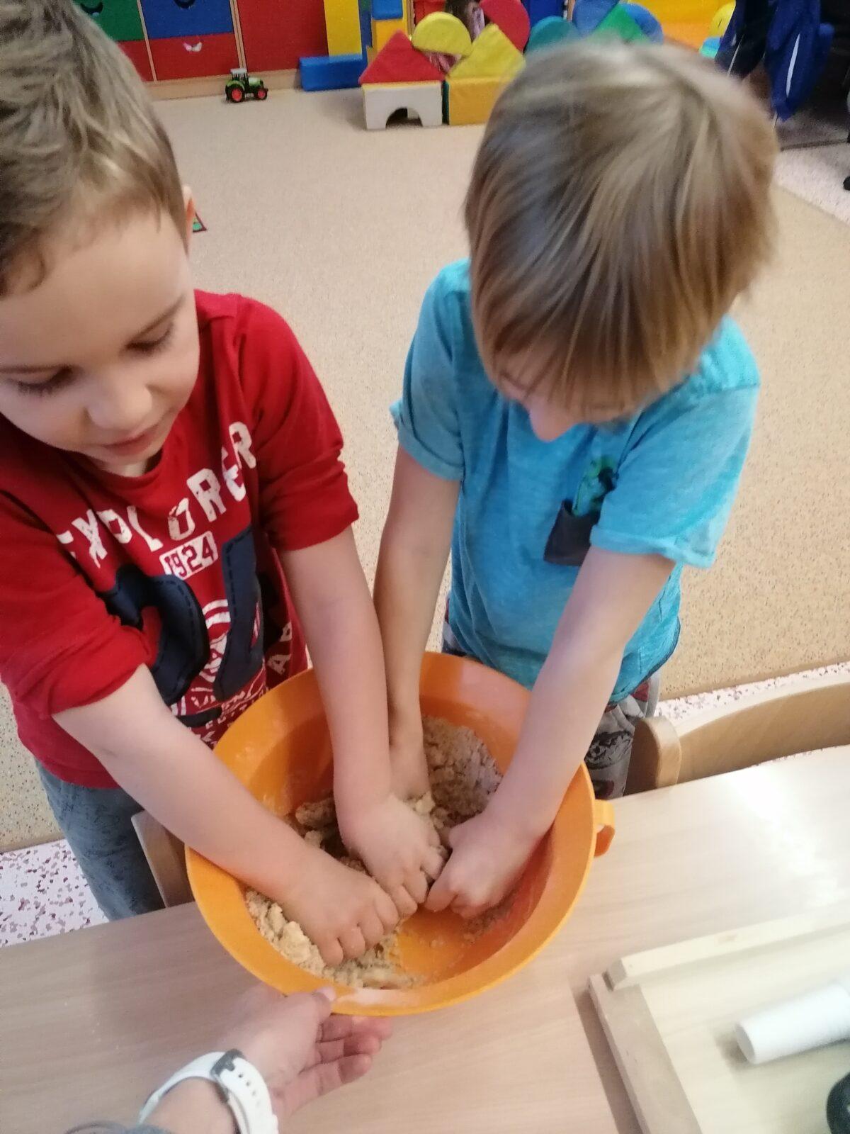 "Hody, hody, doprovody": "pečeme velikonoční perníčky" :-) - 6