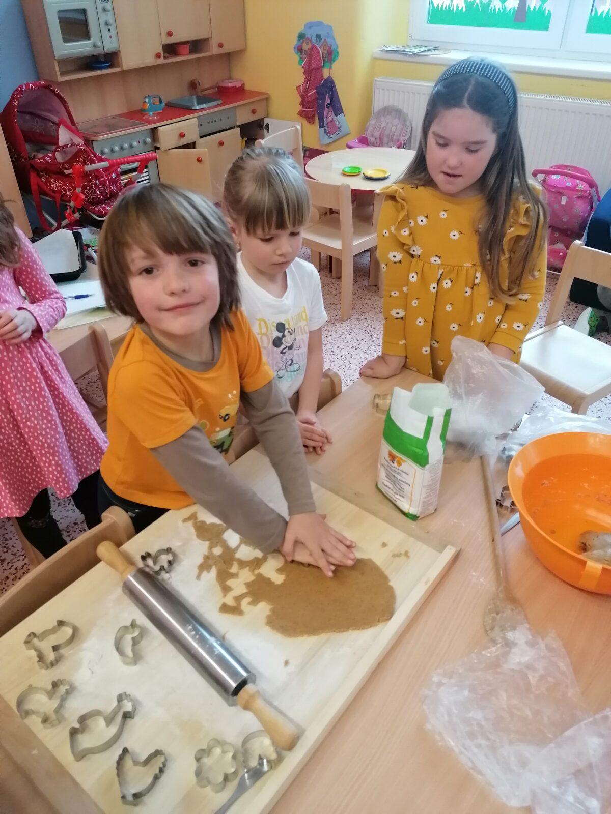 "Hody, hody, doprovody": "pečeme velikonoční perníčky" :-) - 24