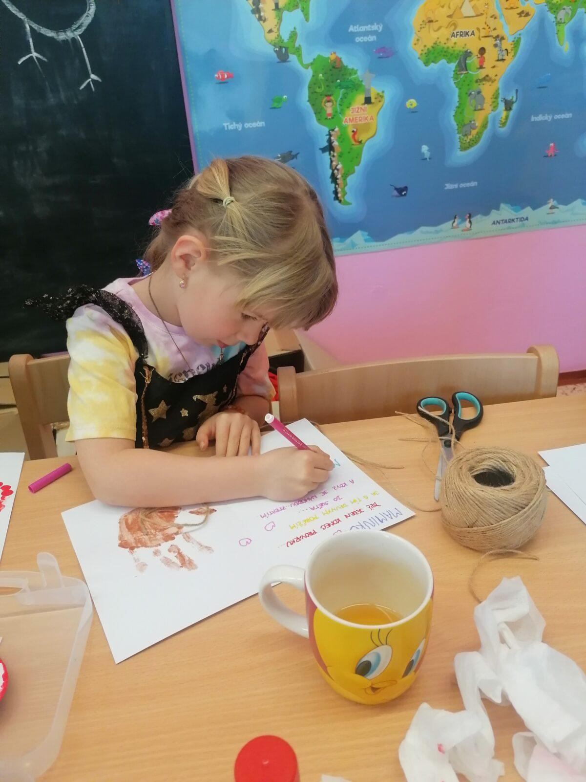 výroba přáníček pro maminky :-) - 55