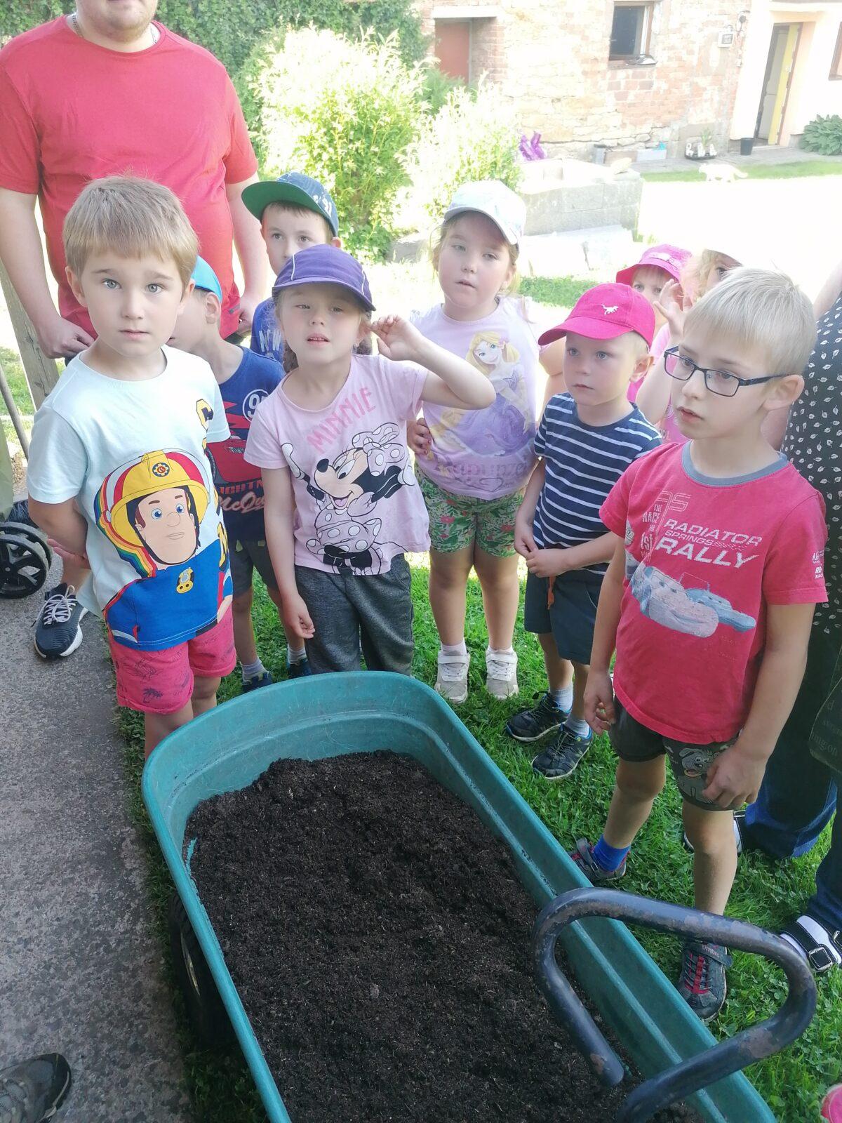 Tvořeníčko, tvoření: "Čím budu až vyrostu?"; zahradníci :-) - 7