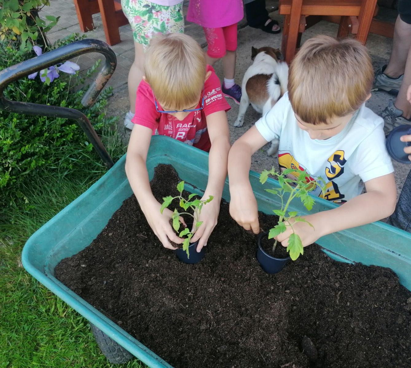 Tvořeníčko, tvoření: "Čím budu až vyrostu?"; zahradníci :-) - 11