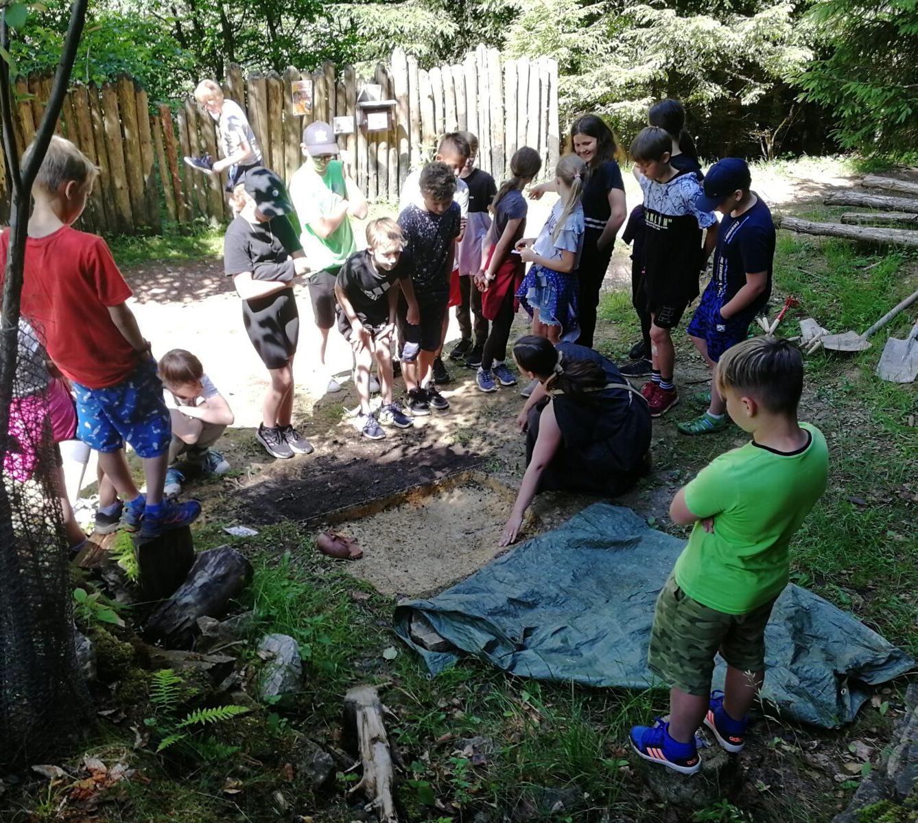 Dějepisná exkurze do pravěku - 6. A - 3