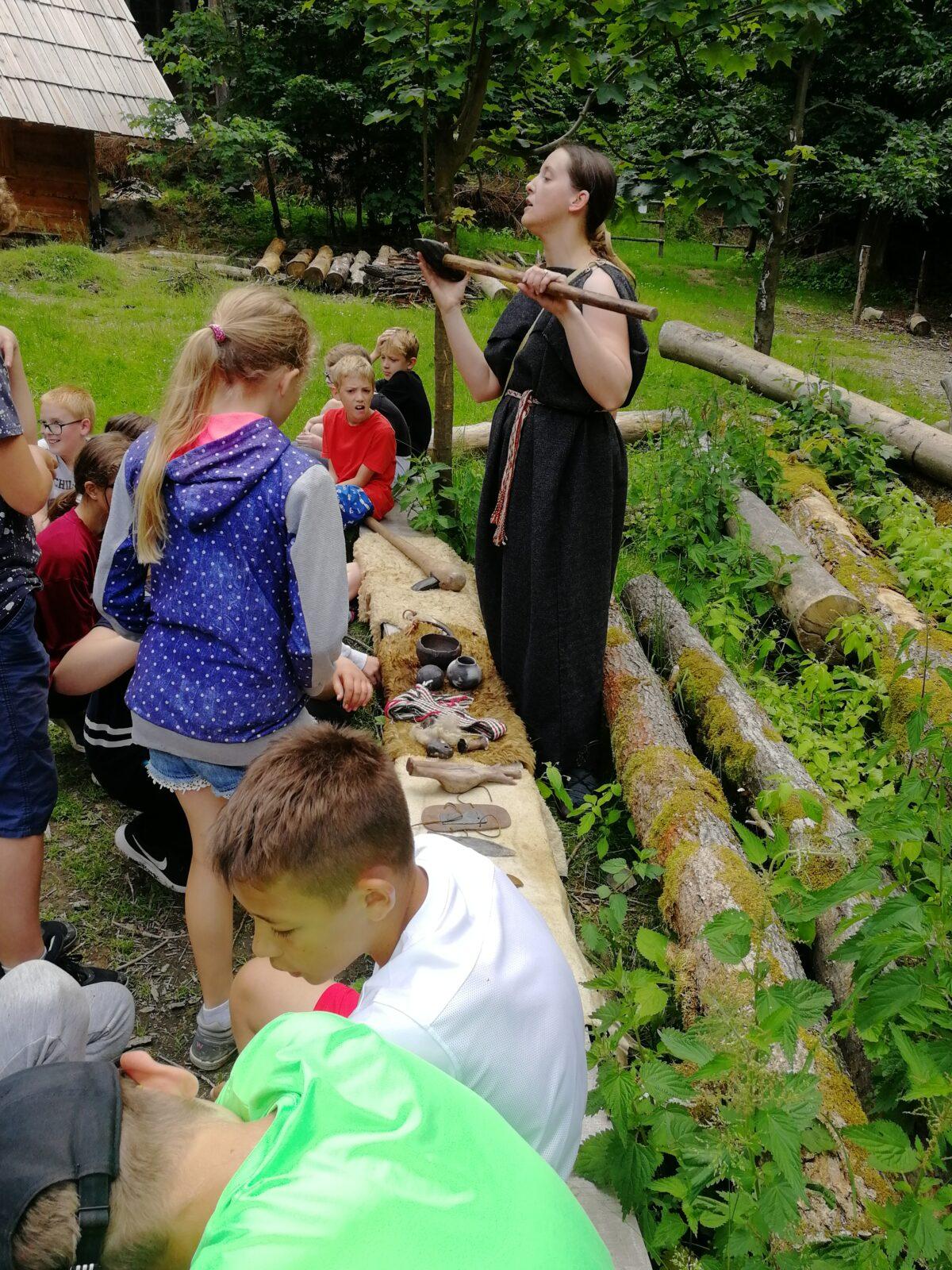 Dějepisná exkurze do pravěku - 6. A - 11