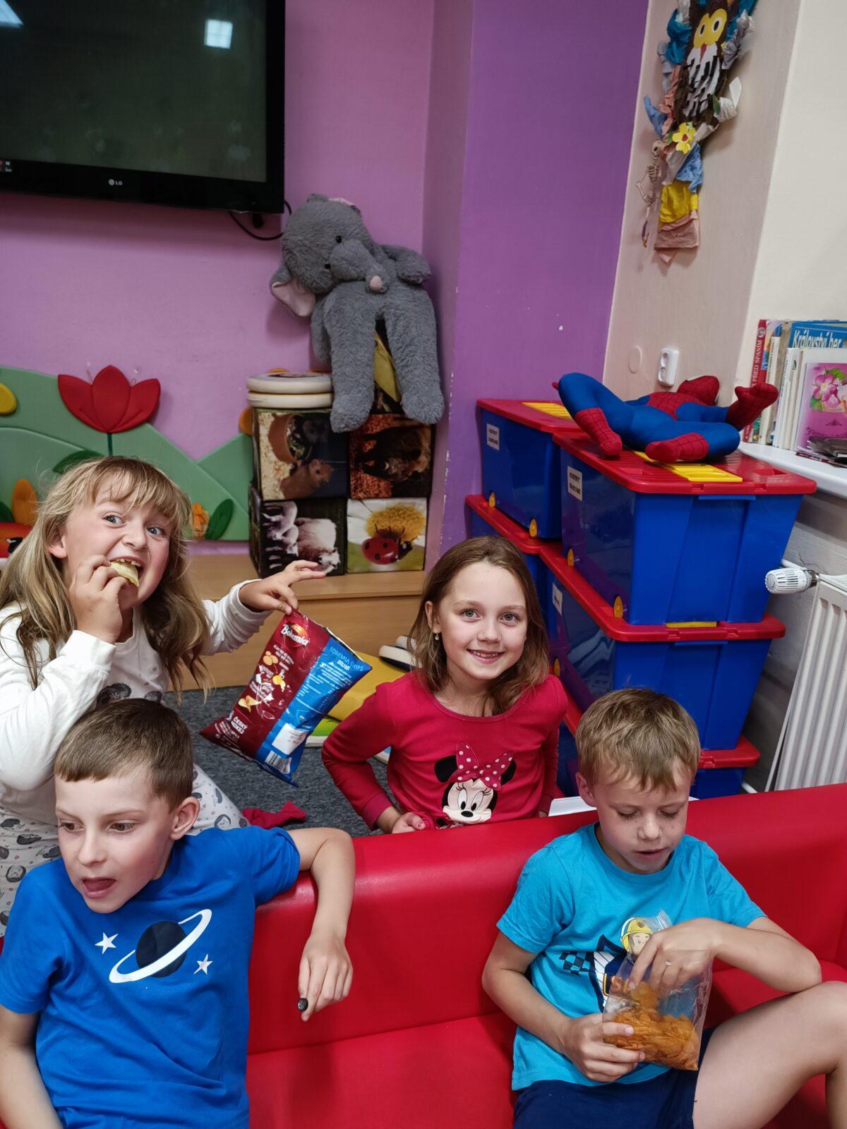 TLAPKY - spaní ve škole - 75