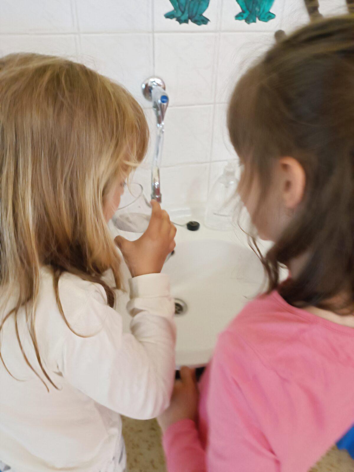 TLAPKY - spaní ve škole - 80