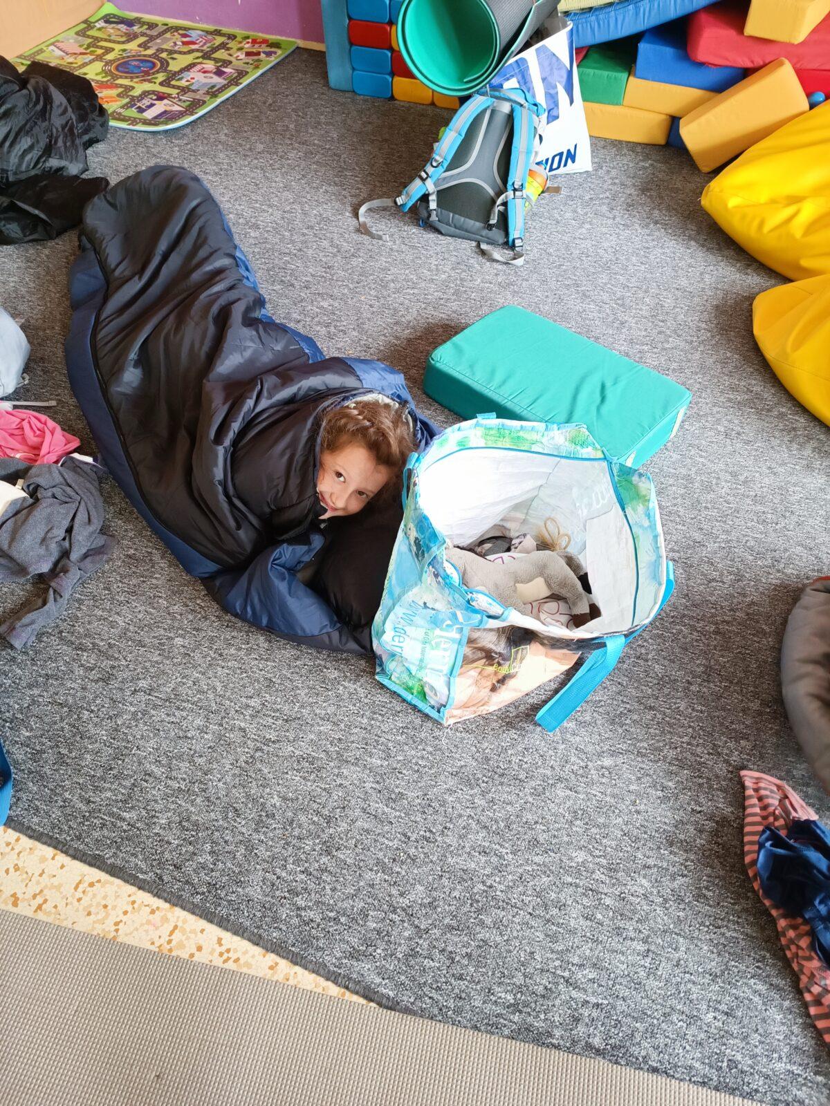 TLAPKY - spaní ve škole - 100