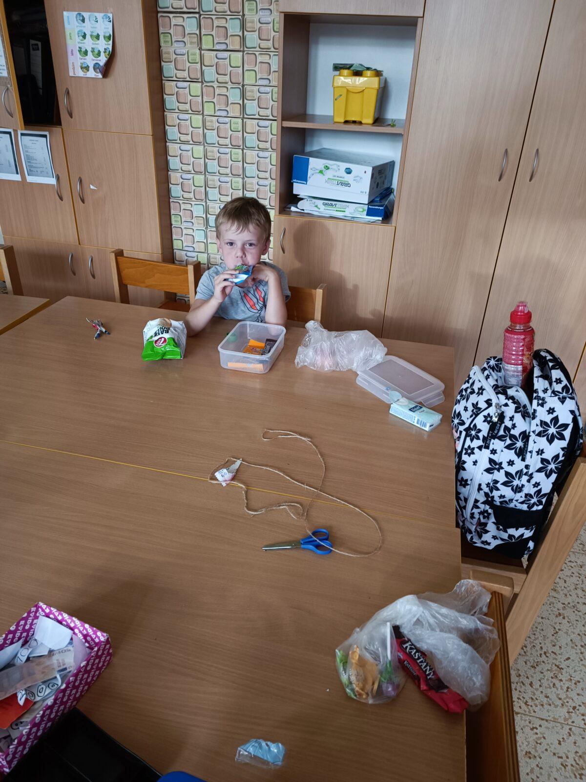 TLAPKY - spaní ve škole - 101