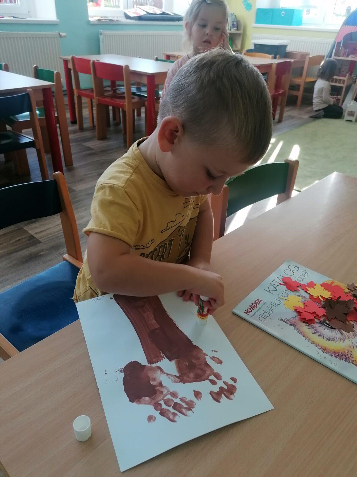 Tvořeníčko, tvoření: "Listí žloutne, poletuje" - Broučci - 44