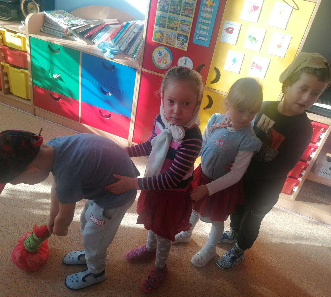 Hrajeme pohádku "O veliké řepě" :-) - 7