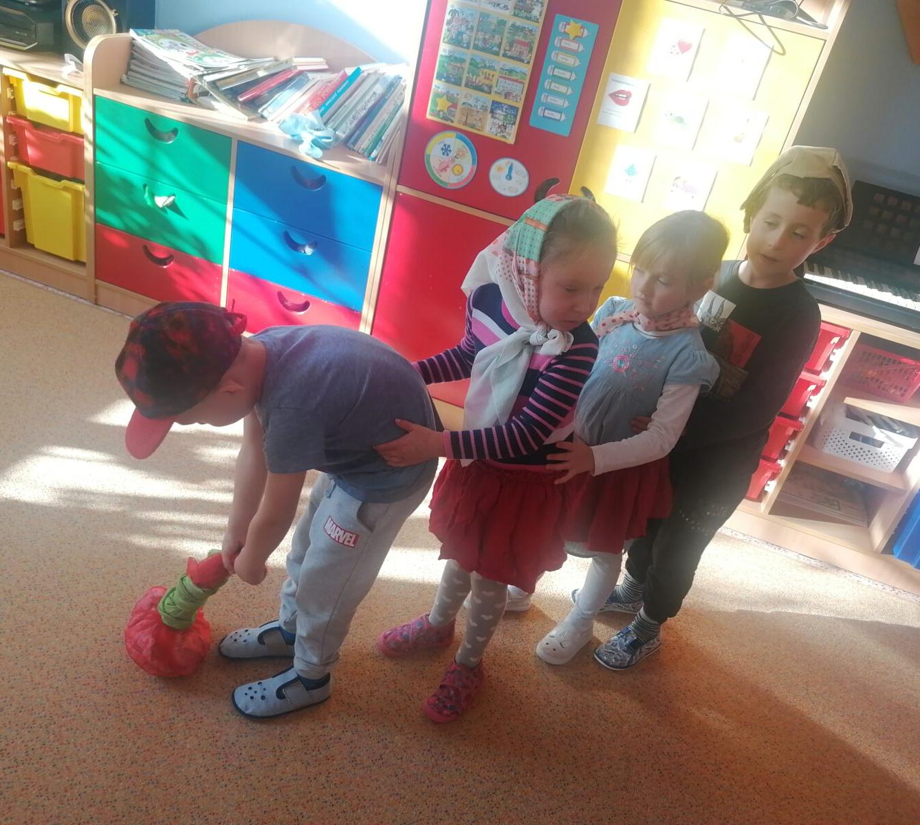 Hrajeme pohádku "O veliké řepě" :-) - 8